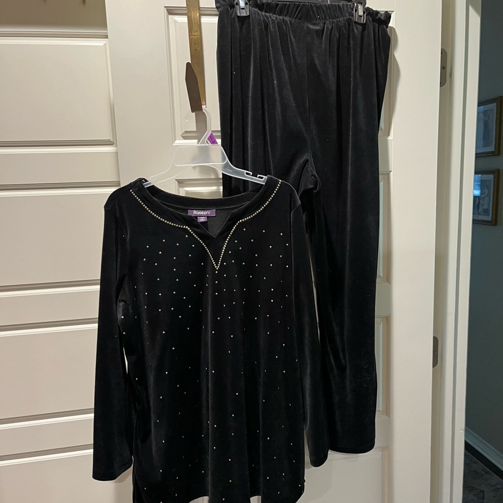 2 piece black velour set Size 14/16 Medium